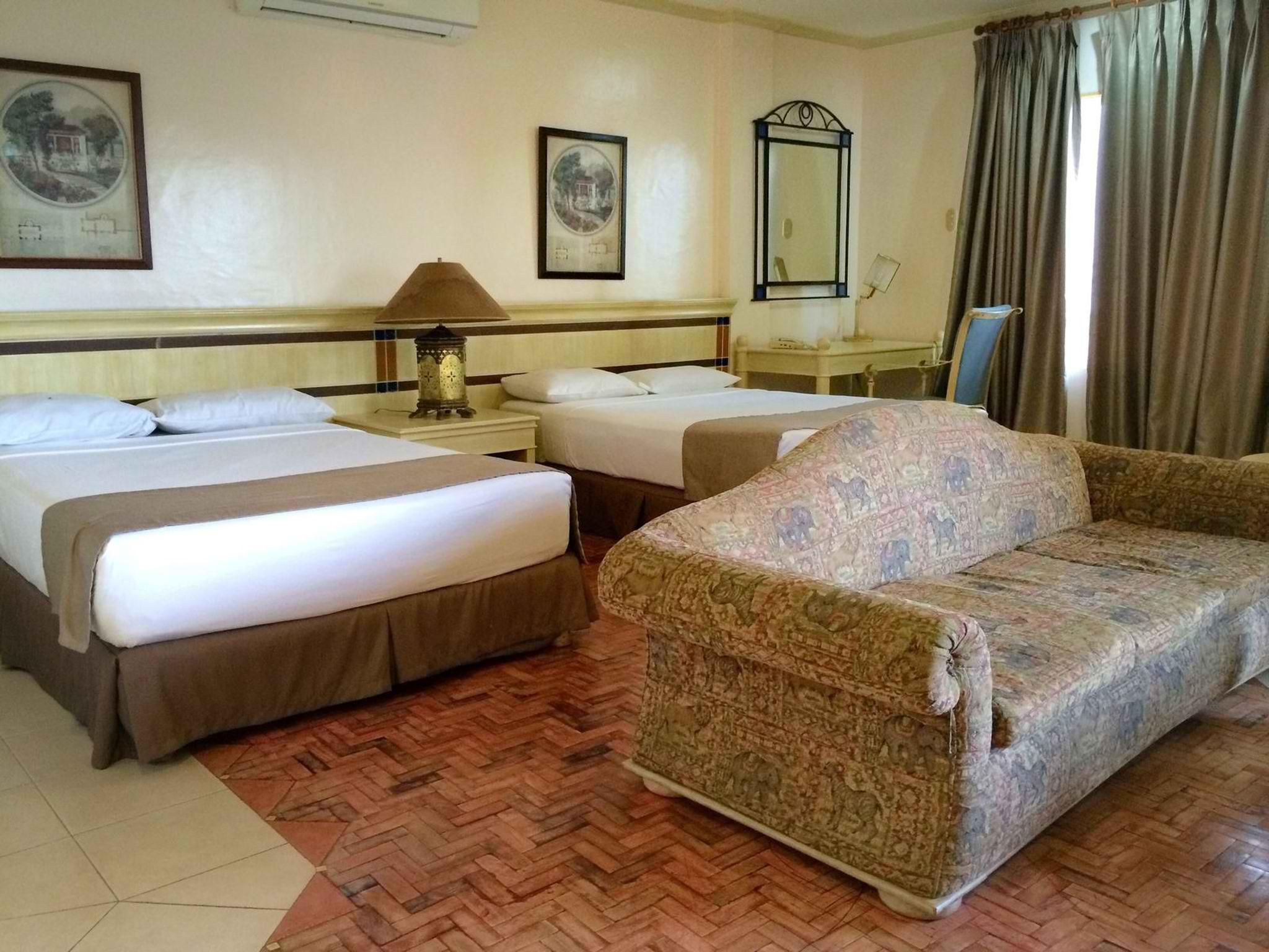 Club Morocco Resort And Country Club Subic Exterior photo
