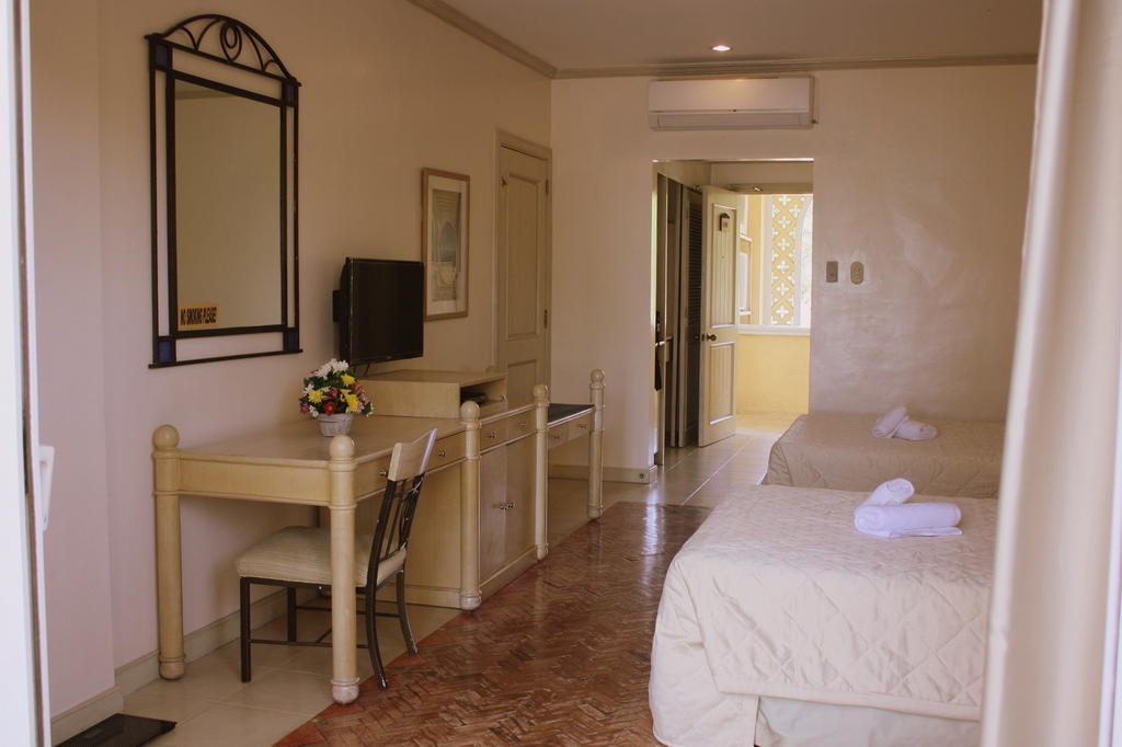 Club Morocco Resort And Country Club Subic Room photo