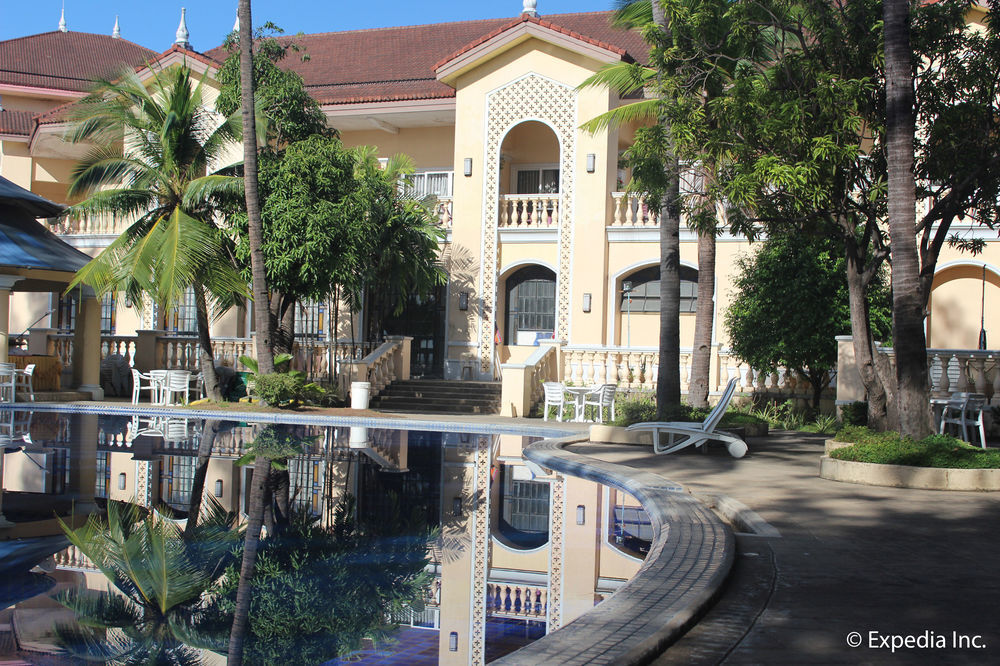 Club Morocco Resort And Country Club Subic Exterior photo