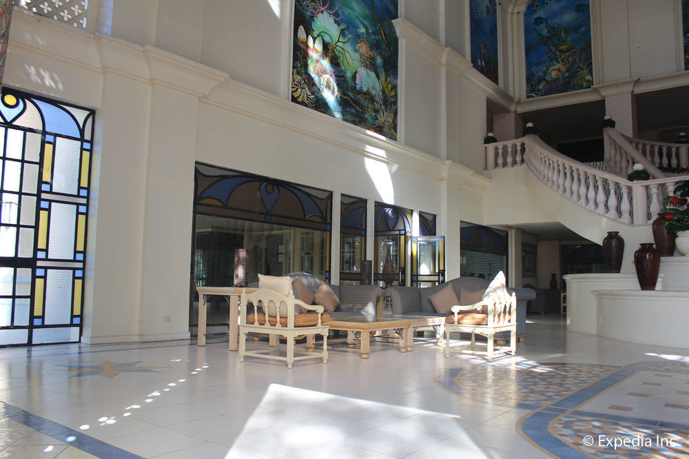 Club Morocco Resort And Country Club Subic Exterior photo