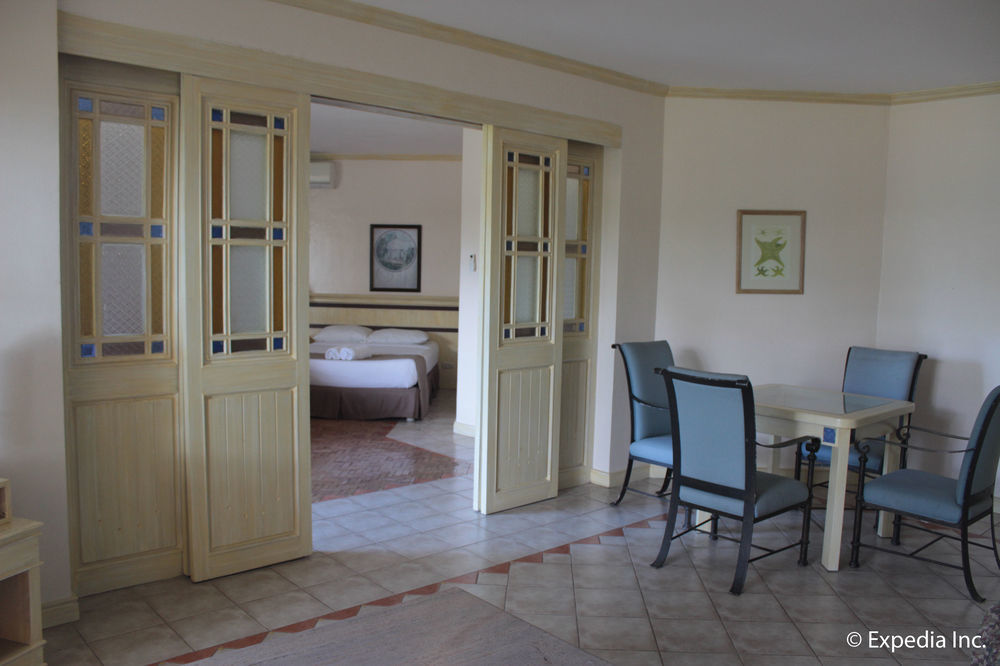 Club Morocco Resort And Country Club Subic Exterior photo