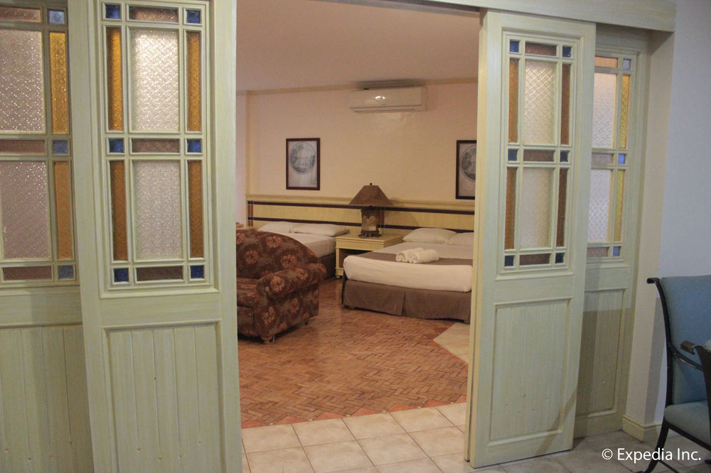 Club Morocco Resort And Country Club Subic Exterior photo