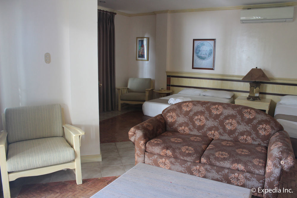 Club Morocco Resort And Country Club Subic Exterior photo
